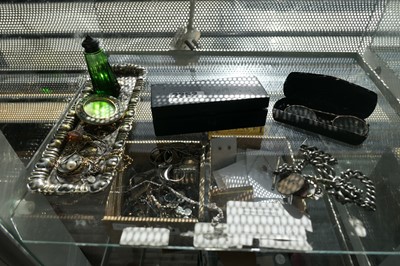 Lot 2352 - Collection of white and yellow metal items inc....