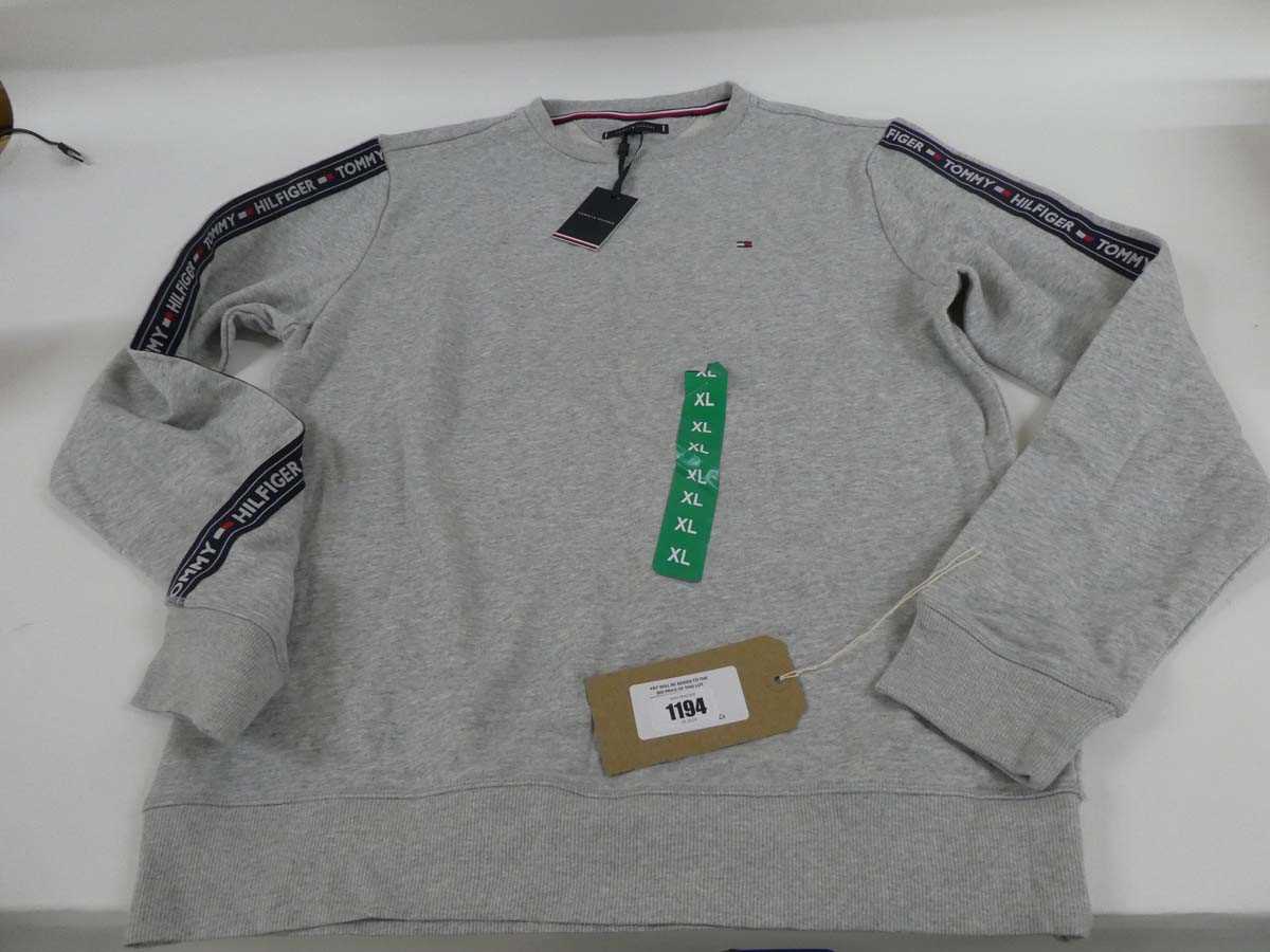 Lot 1194 - A Tommy Hilfiger jumper in grey. Size: XL.