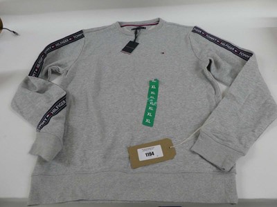 Lot 1194 - A Tommy Hilfiger jumper in grey. Size: XL.