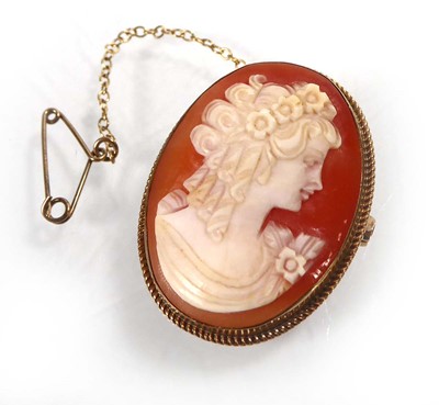 Lot A 9ct yellow gold oval cameo brooch depicting...