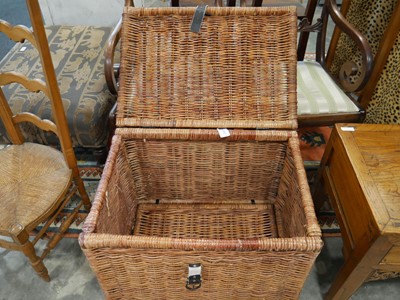 Lot 1029 - Large wicker basket with top