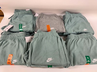 Lot 1370 - 14x pairs NIKE joggers, various sizes, in mint...