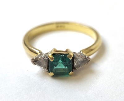 Lot 500 - A yellow metal, emerald and diamond ring. The...