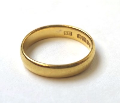 Lot 503 - A 22ct yellow gold court shaped wedding band,...