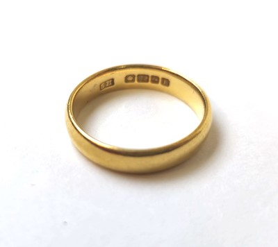 Lot 503 - A 22ct yellow gold court shaped wedding band,...