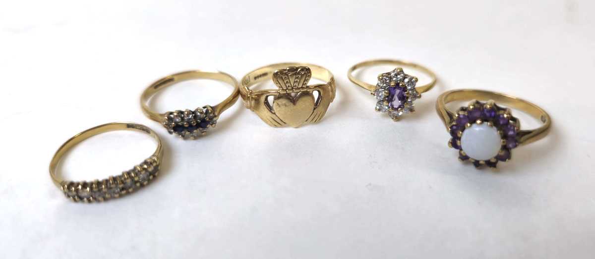 Lot 510 - A collection of 9ct gold dress rings to...