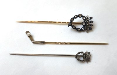 Lot 515 - A yellow/white metal and pearl stick pin in...