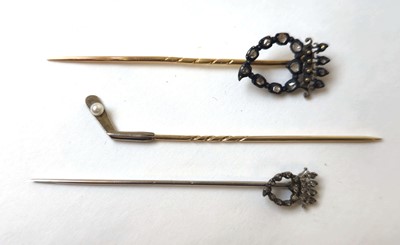 Lot 515 - A yellow/white metal and pearl stick pin in...