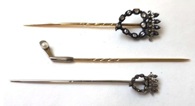 Lot 515 - A yellow/white metal and pearl stick pin in...