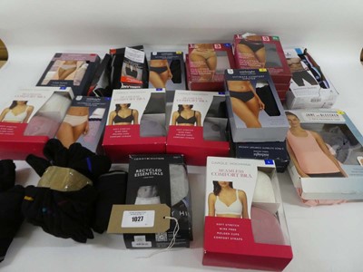 Lot 1027 - Mixed lot of mens and womens underwear, socks...