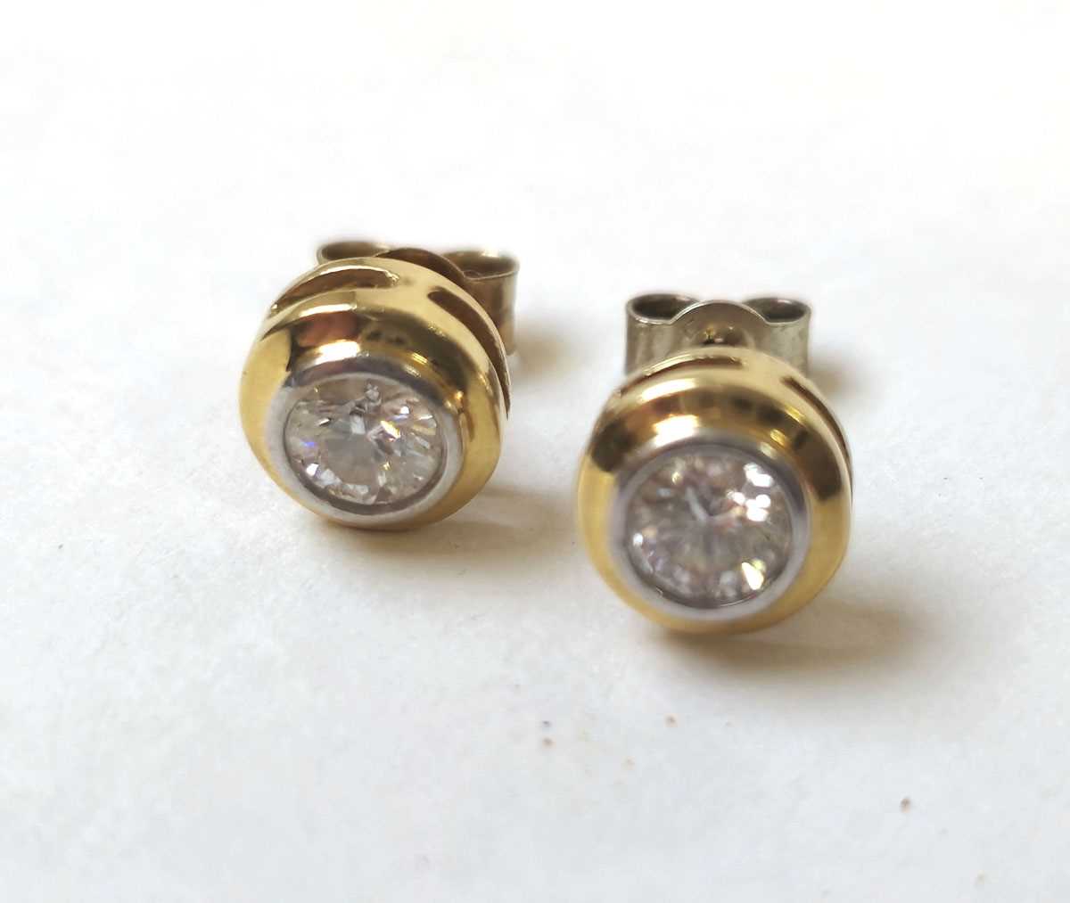 Lot 522 - A pair of yellow metal and diamond stud...