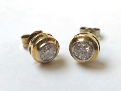 Lot 522 - A pair of yellow metal and diamond stud...