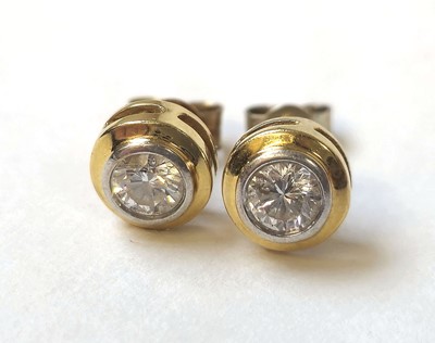 Lot 522 - A pair of yellow metal and diamond stud...