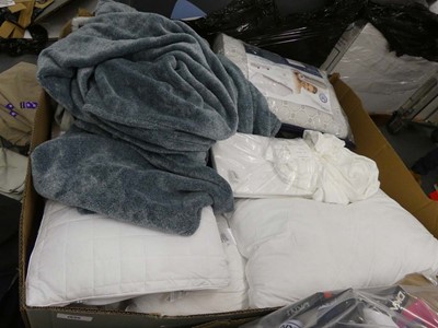 Lot 1030 - Pallet containing used pillows, bedding,...