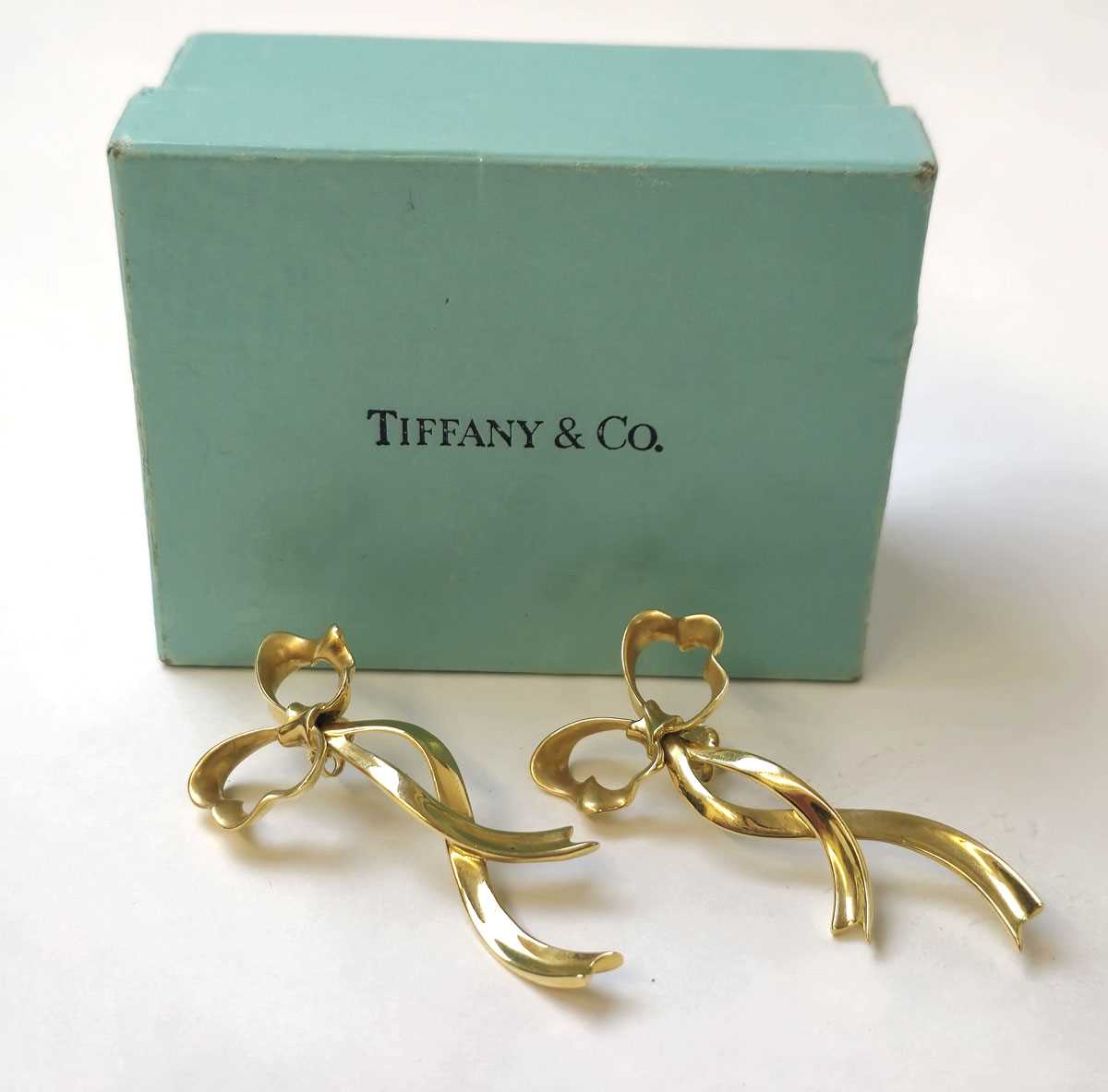 Lot 533 - A pair of 18ct gold Tiffany & Co. ribbon and...