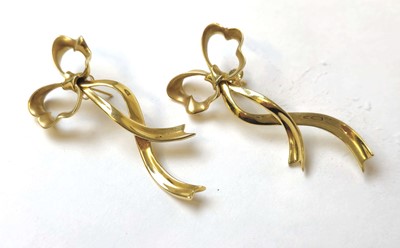 Lot 533 - A pair of 18ct gold Tiffany & Co. ribbon and...