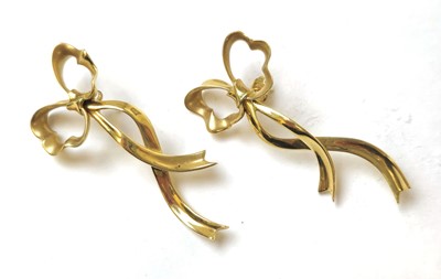 Lot 533 - A pair of 18ct gold Tiffany & Co. ribbon and...