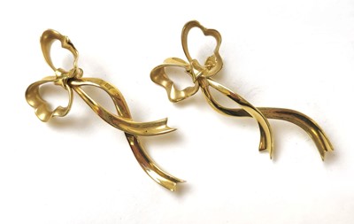 Lot 533 - A pair of 18ct gold Tiffany & Co. ribbon and...