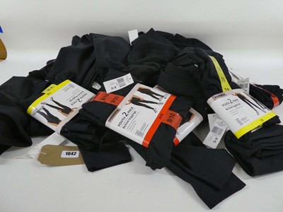 Lot 1042 - Approx. 44 pairs of Mondetta youth active...