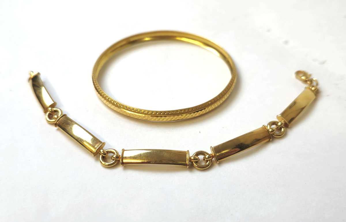 Lot 541 - A indistinctly marked yellow metal bangle...