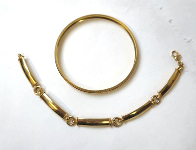 Lot 541 - A indistinctly marked yellow metal bangle...