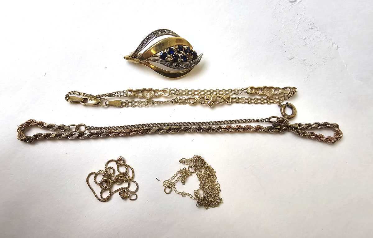 Lot 542 - An assortment of 9ct gold jewellery to include...