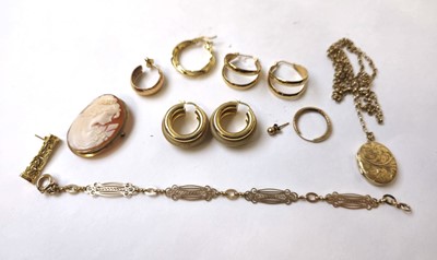 Lot 543 - An assortment of 9ct gold and yellow metal...