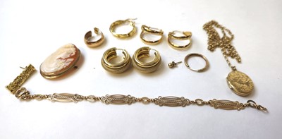 Lot 543 - An assortment of 9ct gold and yellow metal...