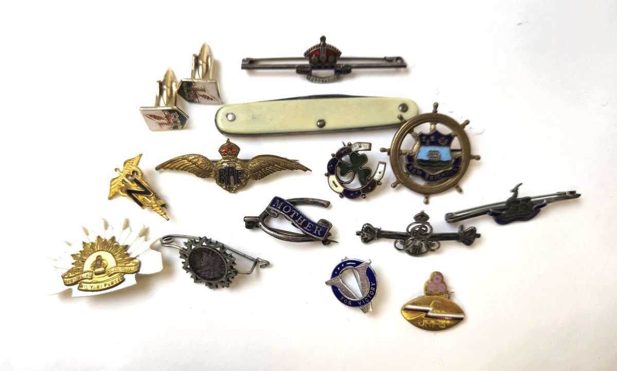 Lot 550 - A selection of mainly brooches to include...