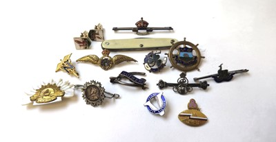 Lot 550 - A selection of mainly brooches to include...