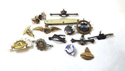 Lot 550 - A selection of mainly brooches to include...