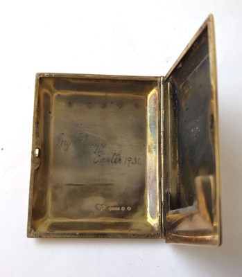 Lot 561 - A 9ct gold vesta case with engine turned...