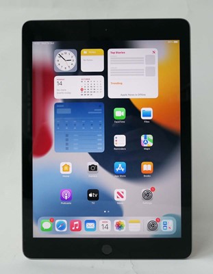 Lot iPad 6th Gen 128GB A1893 Space Grey