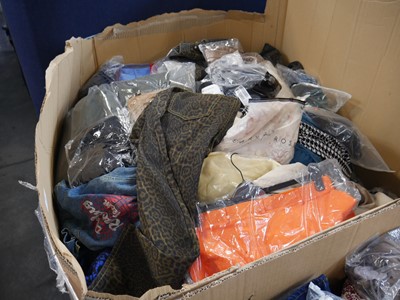 Lot 1212 - Pallet containing mixed ladies and men's clothing