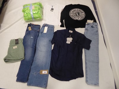 Lot 1249 - Selection of clothing to include Levi's, Oodie,...