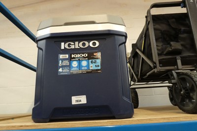 Lot 2034 - Igloo 58L 2 wheel pull along toolbox