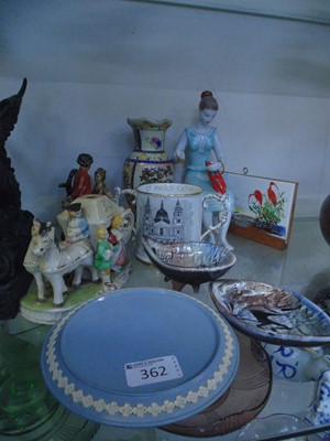 Lot 362 - An assortment of decorative ceramic ware to...