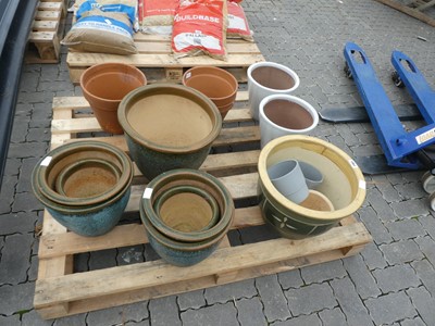 Lot 2163 - Large quantity of mixed garden pots