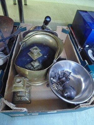 Lot 502 - A tray of assorted metalware to include copper...