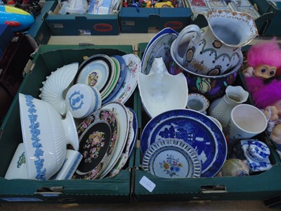 Lot 521 - Two trays of decorative ceramic ware to...