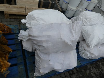 Lot 2174 - 5 large bags of chopped wood