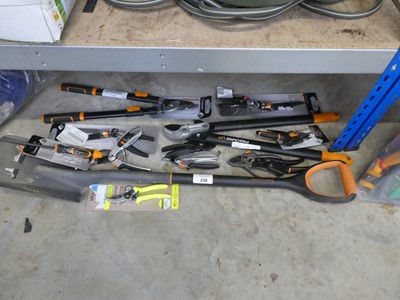 Lot 2179 - Quantity of mixed garden tooling incl. Fiskars...