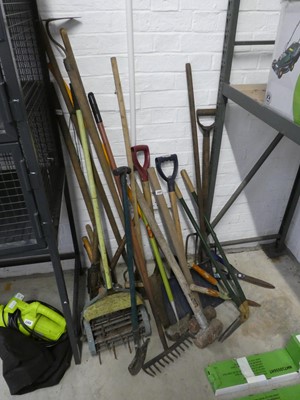 Lot 2327 - Large quantity of garden hand tools incl....