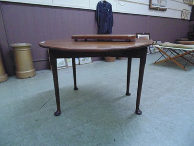 Lot 44 - A 19th century mahogany circular drop leaf table