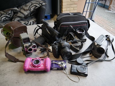 Lot 3011 - Bag containing various cameras and accessories...