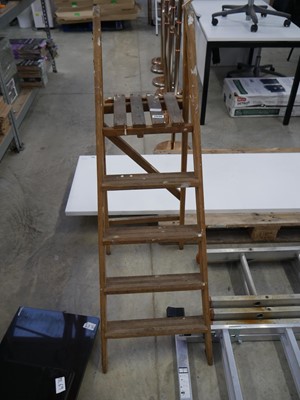 Lot 2530 - Vintage wooden decorators ladder