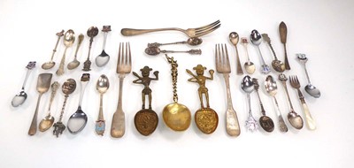 Lot 500 - A collection of silver plated and metalware...