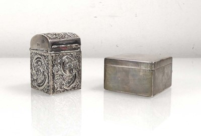 Lot 396 - An Edwardian silver vesta case of plain square...