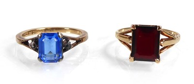 Lot A 9ct yellow gold ring set garnet, ring size M...