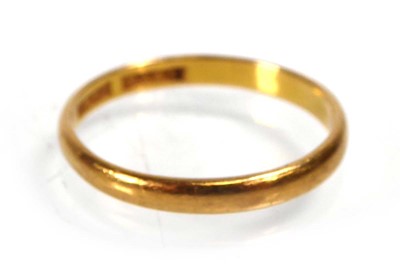 Lot A 22ct yellow gold wedding band, band w. 2 mm,...